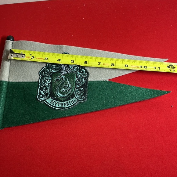 UNIVERSAL STUDIOS EXCLUSIVE HARRY POTTER HOUSE PENANT FLAG: SLYTHERIN - Picture 4 of 7